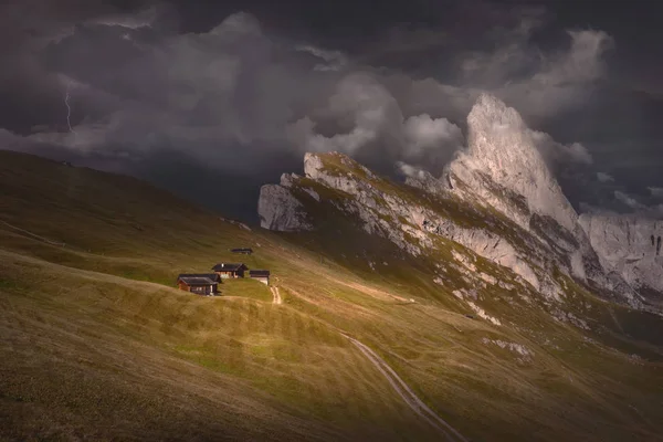 Acercándose a la tormenta en hermosos paisajes de montaña — Foto de Stock