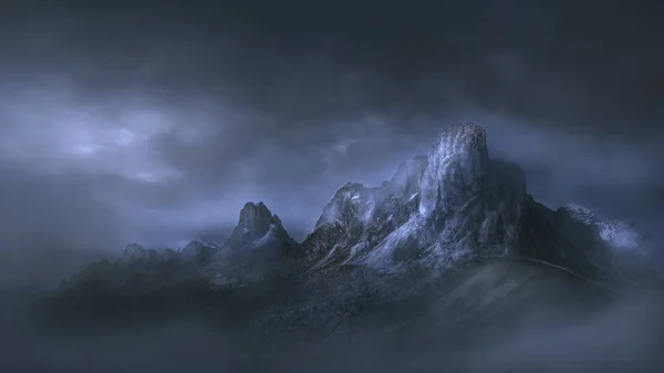 Перевал в горах в драматической туманной атмосфере — стоковое фото
