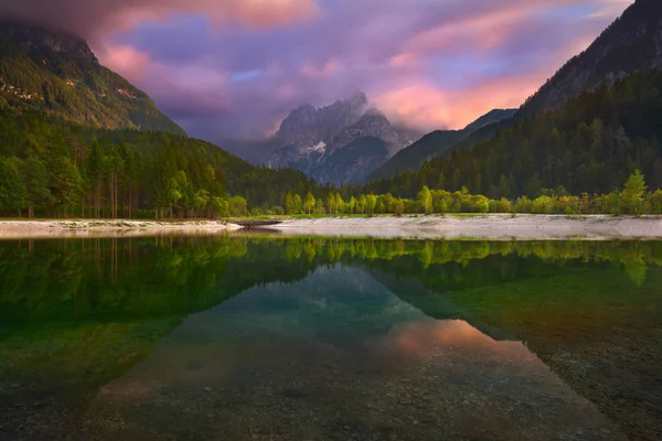 Vista sobre el hermoso lago de montaña y paeks al atardecer — Foto de Stock