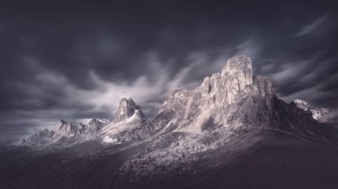 Dramatik bir atmosferde yüksek dağ geçidi