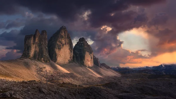Dramatische Atmosphäre bei Sonnenuntergang auf berühmten Berggipfeln — Stockfoto