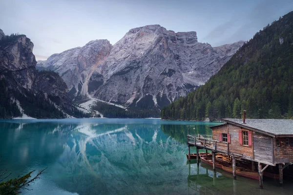 Şafakta pastoral dağ gölü sakin atmosferi — Stok fotoğraf