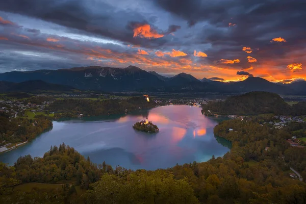 Amanecer idílico en el lago Bled desde el mirador de Osojnica — Foto de Stock