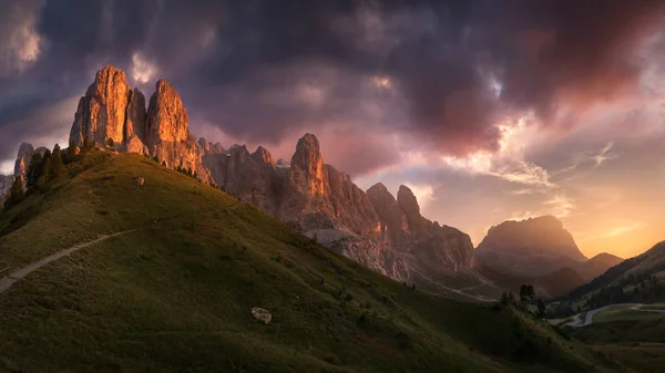 Vista sobre el grupo montañoso Sella iluminado por el sol poniente — Foto de Stock