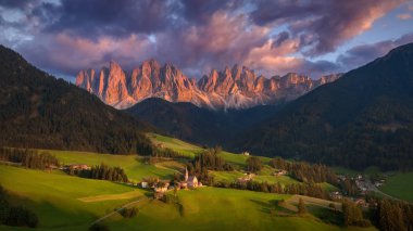 South Tyrol Alpler üzerinden pastoral günbatımı manzara
