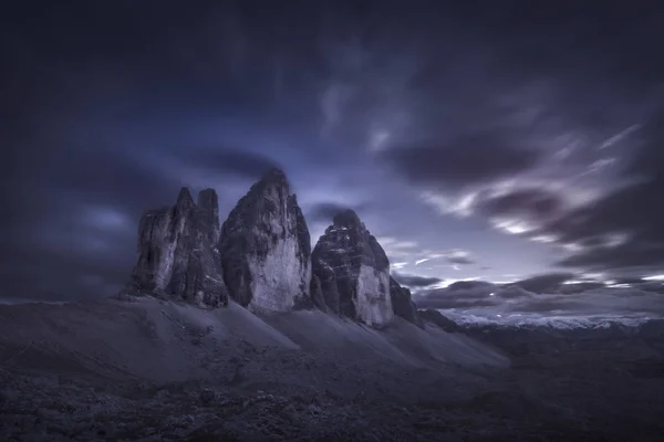 Dramatische Kulisse bei Sonnenuntergang auf berühmten Berggipfeln — Stockfoto