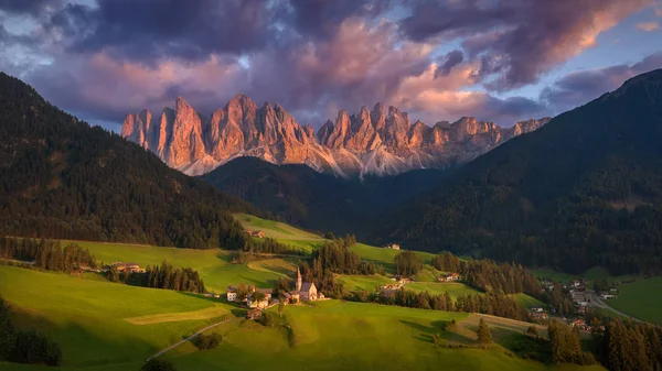 Paisaje idílico al atardecer de los Alpes del Tirol del Sur — Foto de Stock