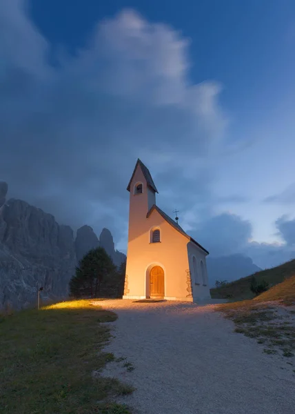 Berglandschaft mit schöner Kapelle bei Nacht — Stockfoto