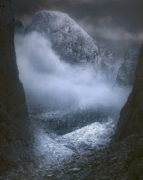 Paesaggio di montagna con bella atmosfera lunatica — Foto Stock