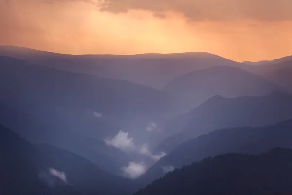 Hermosa vista de montaña en Rumania al atardecer — Foto de Stock