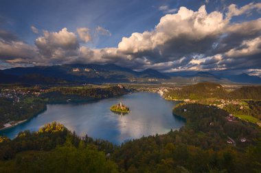 Lake Bled yukarıdan pastoral görünümü