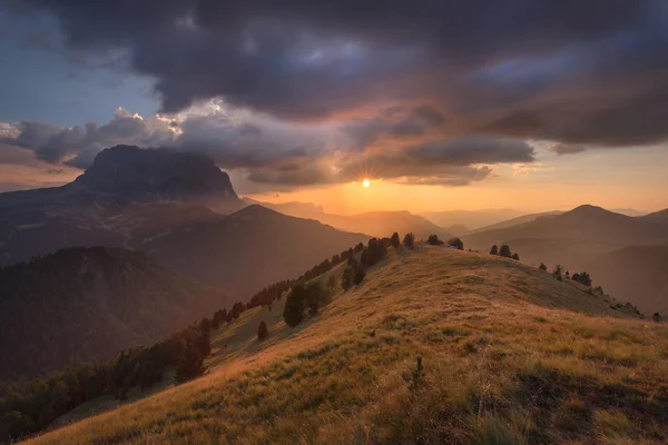 Batan güneşin doğru pastoral dağ manzara resim — Stok fotoğraf