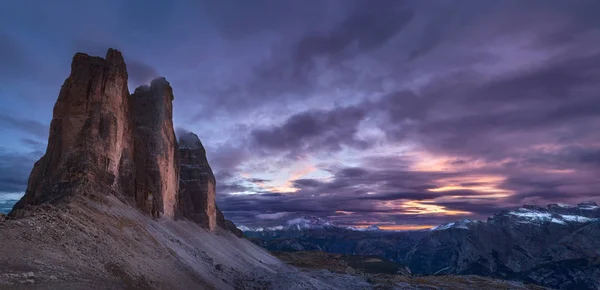 Idyllische Kulisse bei Sonnenuntergang auf ikonischen Berggipfeln — Stockfoto
