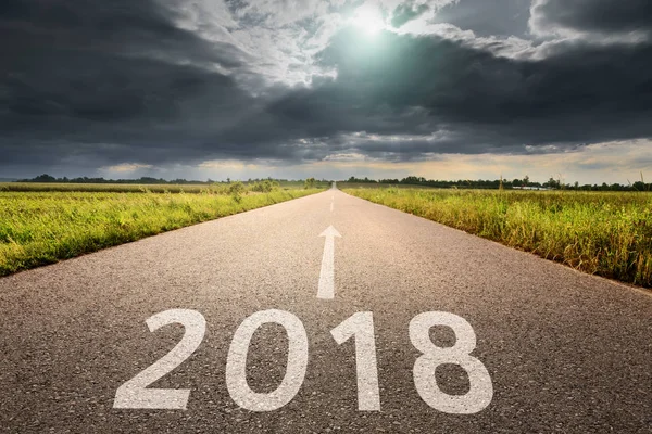 Порожня дорога прямо на майбутнє і клопіт 2018 — стокове фото