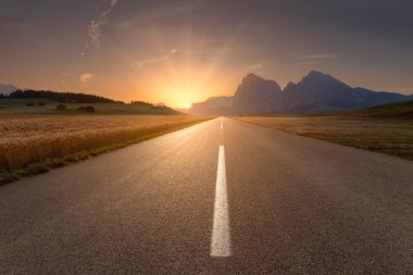 Batan güneşin doğru yol ile güzel sahne