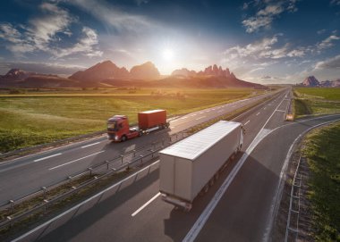 Pastoral güneşli sabah karayolu üzerinde iki yalnız kamyon