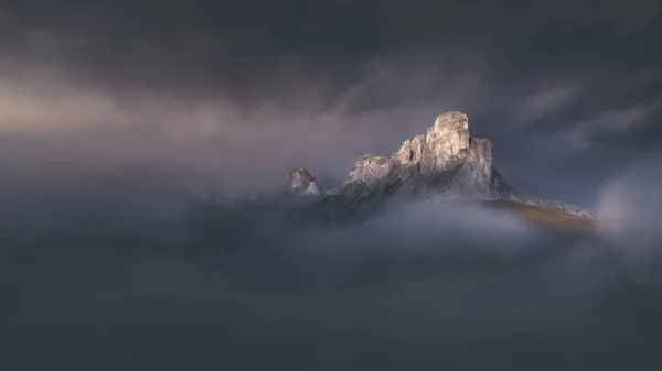 Hochpass in dramatischer Nebelstimmung — Stockfoto