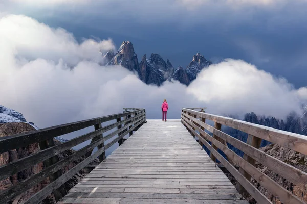 Solitude woman watching the mountains from boardwalk — Stock Photo, Image