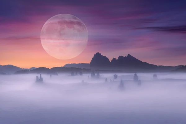 Volle maan op idyllische fantasie landschap en mistige scène — Stockfoto