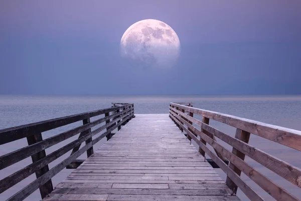 満月と海で黄昏視点プラットフォーム — ストック写真