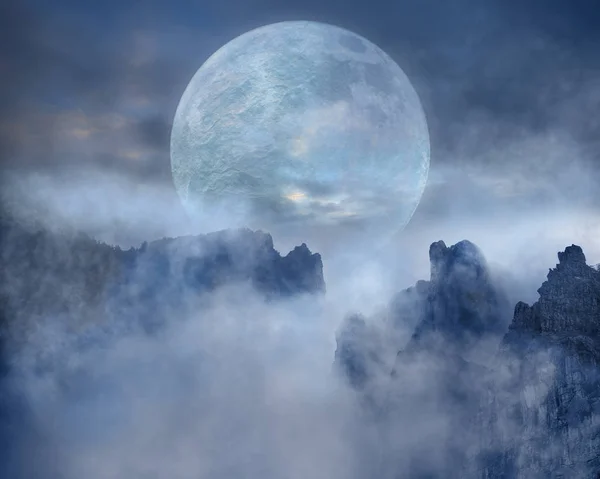 Vollmond auf unheimlichen Berggipfeln in der Nacht — Stockfoto