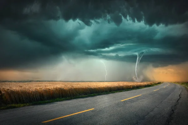 Fırtına ve gök gürültüsü fırtına günbatımı, tarım çayır üzerinde — Stok fotoğraf