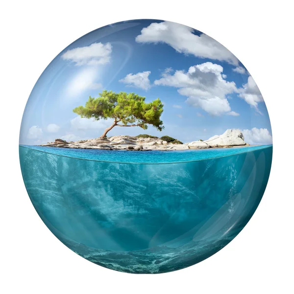 Pequeña isla idílica con árbol solitario como globo — Foto de Stock