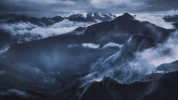 Hochgebirgslandschaft in dramatischer Atmosphäre — Stockfoto