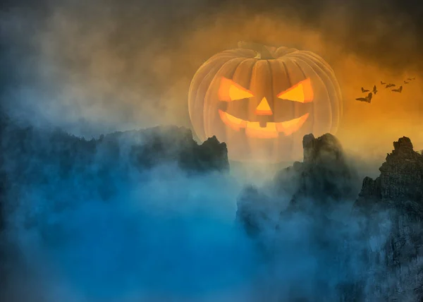 Upiorny Halloween dynia w mglisty krajobraz mistyczne — Zdjęcie stockowe