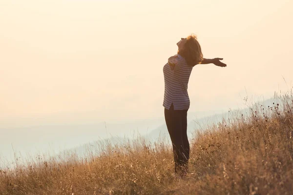 Jeune femme debout sur la montagne et s'amuser sur le champ d'herbe — Photo