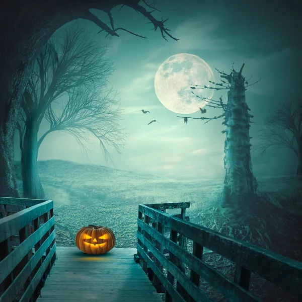 Gruseliger Halloween-Kürbis auf Holzbrücke in Vollmondnacht — Stockfoto