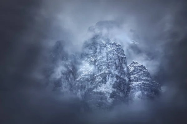 Wetterkapriolen rund um Tirols Berggipfel — Stockfoto