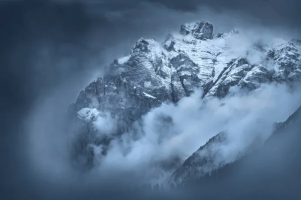 Launische Nebelszene auf Tirols Berggipfeln — Stockfoto