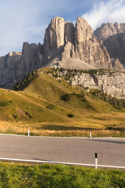 Wonderful scenery with road towards the mountain peaks — Stock Photo, Image