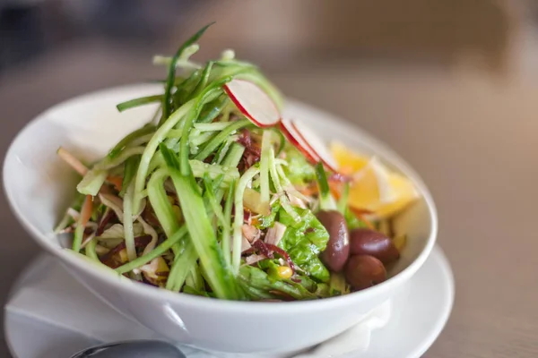 Salada de legumes misturada colorida na tigela da moda — Fotografia de Stock