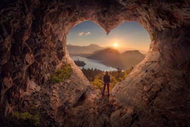Pastoral unrise doğru kalp şekli mağarada genç kadın