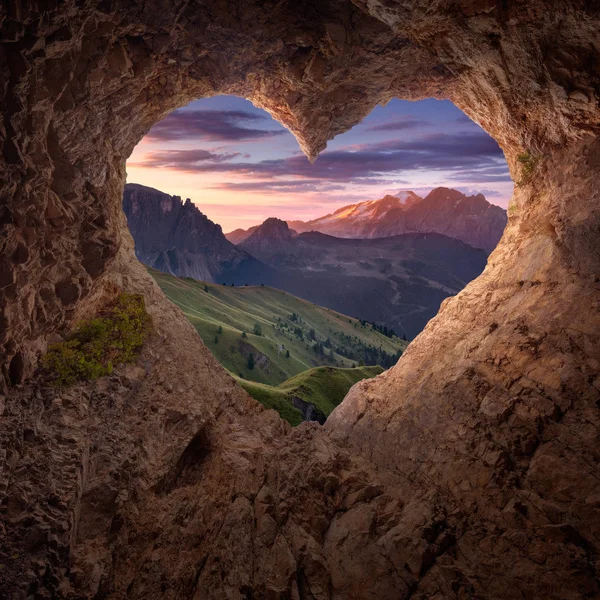 Utsikt fra hjerteformet grotte til idylliske fjellandskap – stockfoto