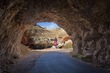 Kadın zevk tünel üzerinden çıkışta güneş ışığı