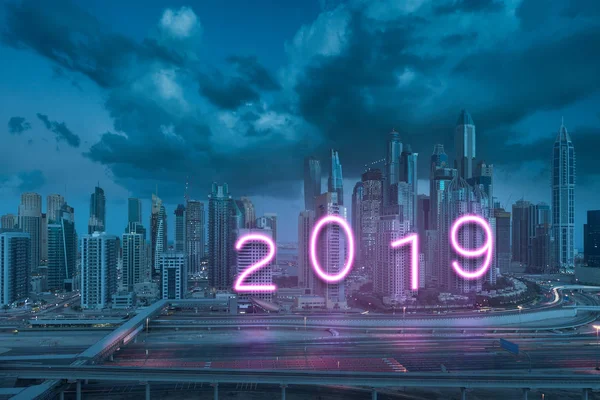 Yaklaşan 2019 yıl Dubai gökdelen üzerinde neon işareti olarak backgoun olarak — Stok fotoğraf