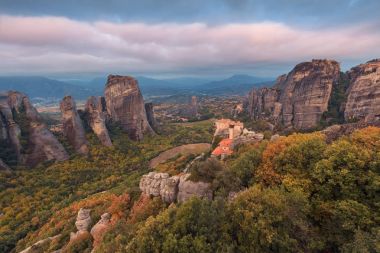 Meteora sakin bulutlu panorama adlı pastoral gündoğumu