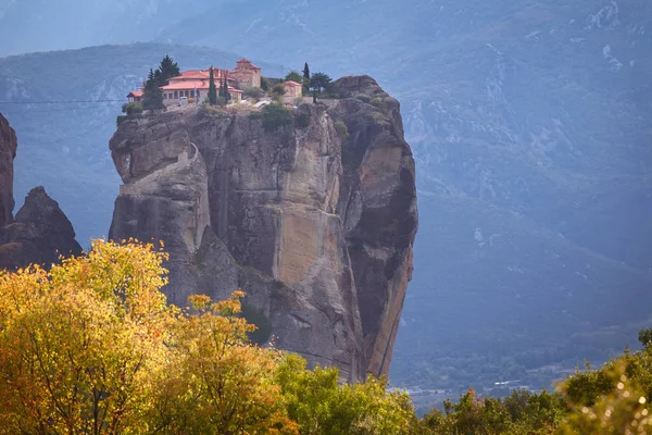 Autumn colors around monastery of the Holy Trinity, Meteora — Stock Photo, Image