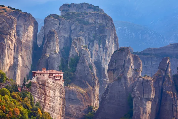 Autumn colors around Roussanou  monastery, Meteora. — Stock Photo, Image