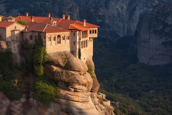 Majestic monastery of Varlaam illuminated by setting sun — Stock Photo, Image