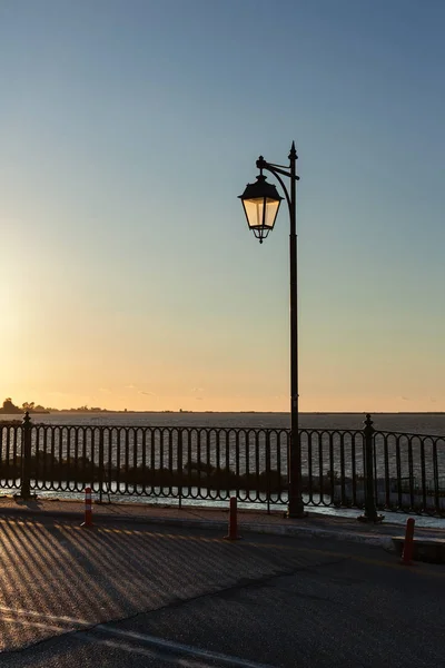 Уличный фонарный столб, освещенный солнечным светом — стоковое фото