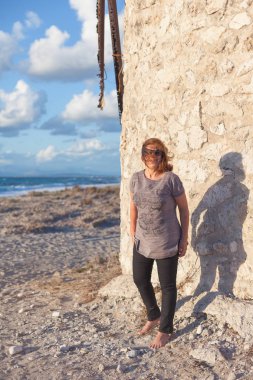 Neşeli kadın güneş, Rüzgar ile eğleniyor