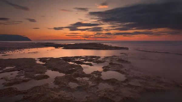 Idilliaco paesaggio marino cinematografico in movimento sfocatura al calmo tramonto — Foto Stock