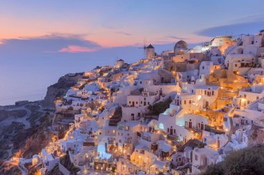 Santorini geleneksel mimarisi alacakaranlıkta pastoral görünümü