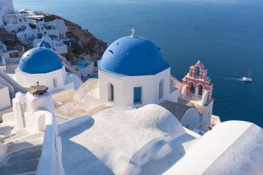 Santorini geleneksel kilise çatılarının üzerinde pastoral görünümü