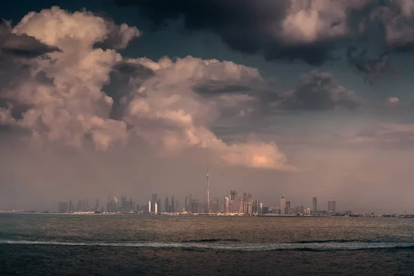 Dubai panorama del horizonte del centro en un hermoso día —  Fotos de Stock