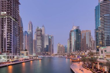 Modern manzarası ve kaldırım waterfront Dubai Yat Limanı çevresinde